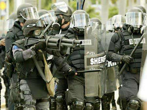 Riot-cops-with-guns-Reuters.jpg